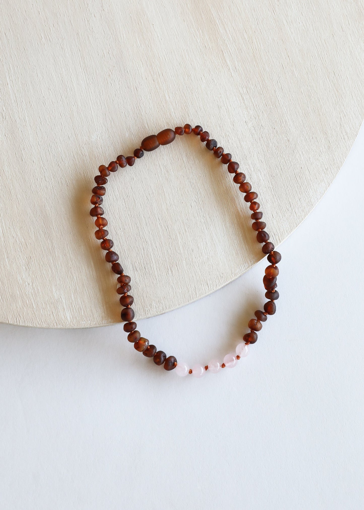 Ensemble de collier en ambre baltique cognac brut et quartz rose