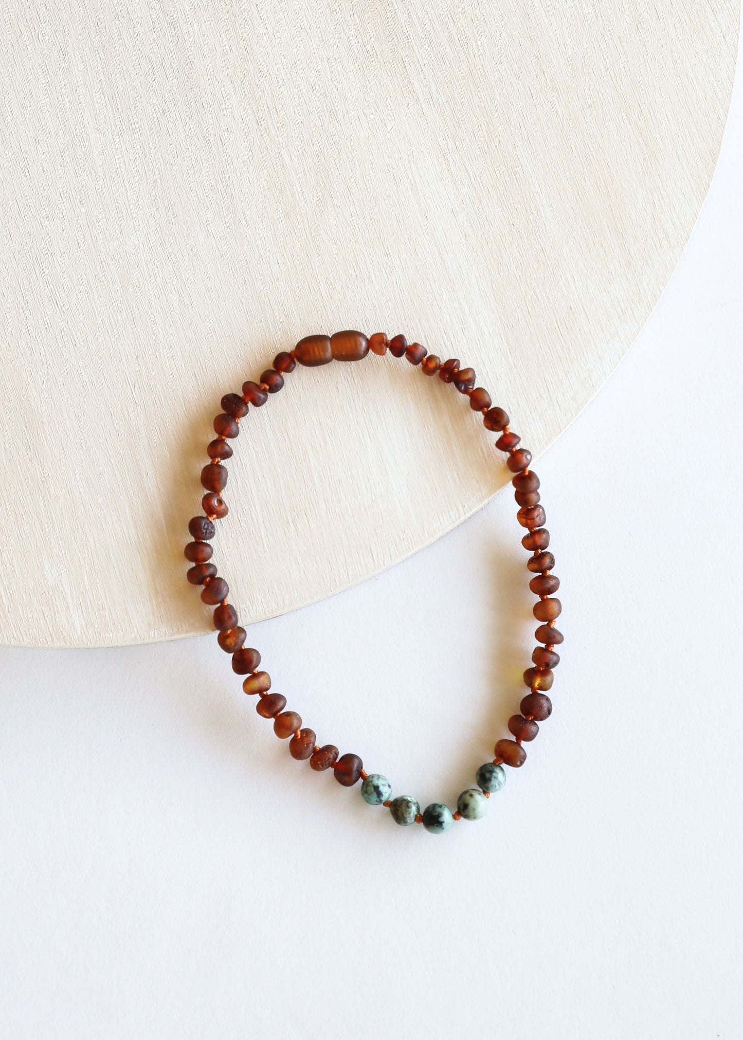 Ensemble de collier en ambre baltique cognac brut et jaspe turquoise