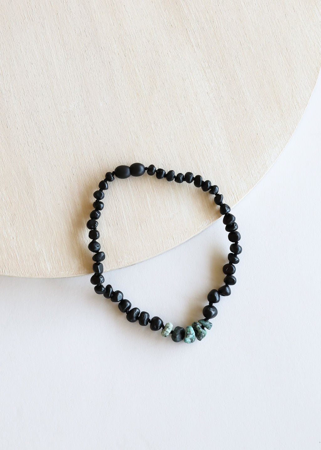 Collar de Ámbar Báltico Negro Crudo y Jaspe Turquesa Hecho a Mano
