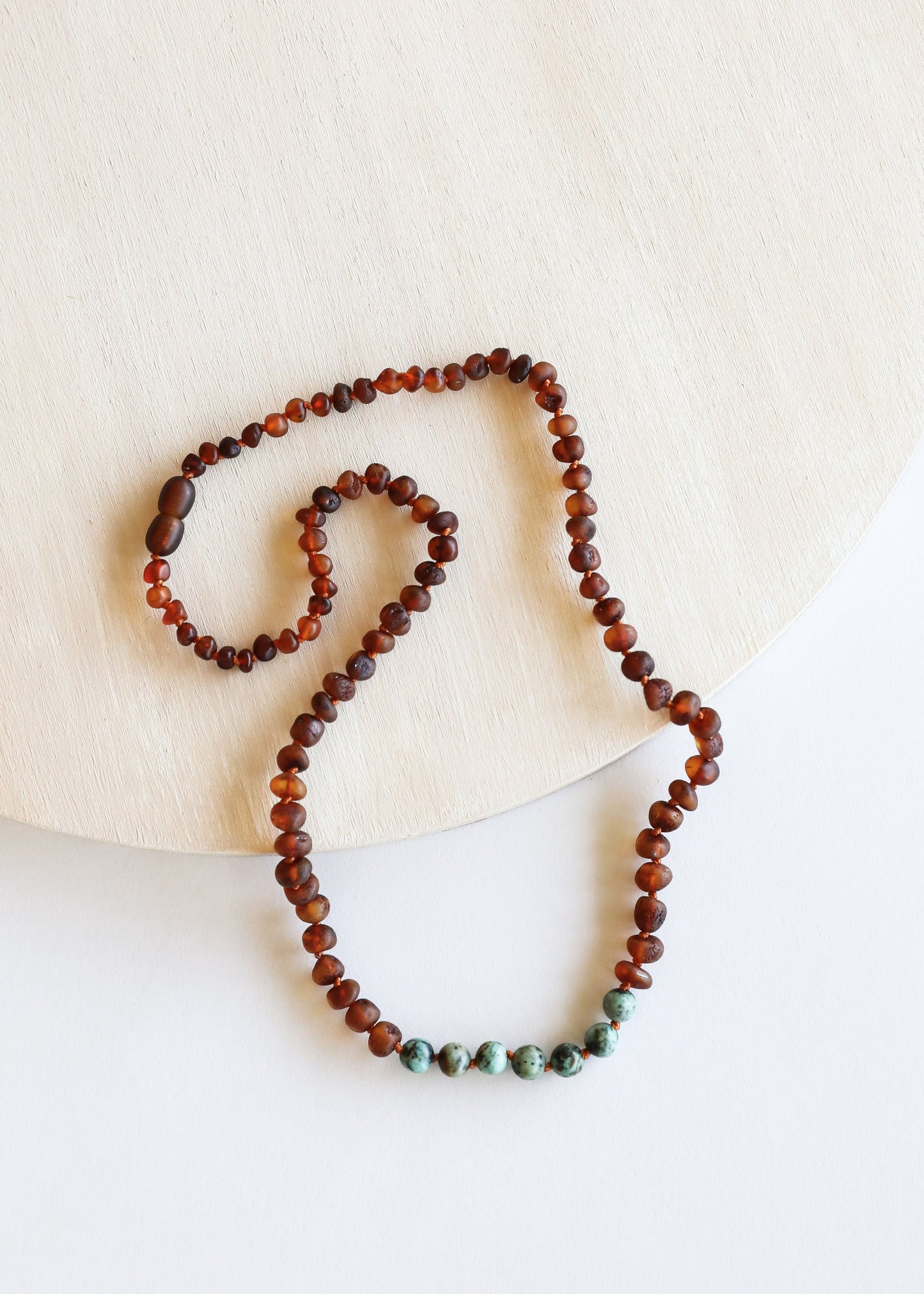Ensemble de collier en ambre baltique cognac brut et jaspe turquoise