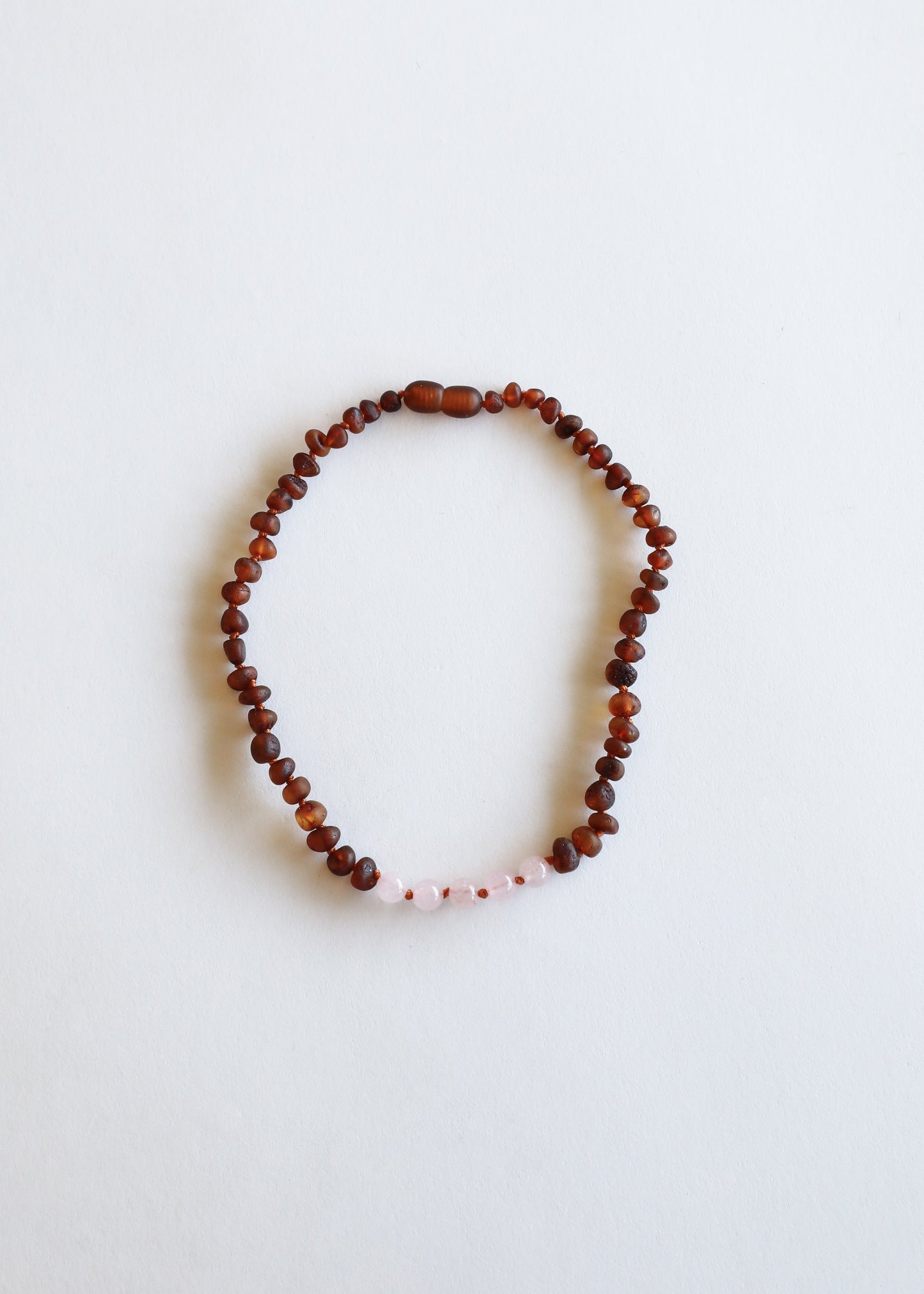 Ensemble de collier en ambre baltique cognac brut et quartz rose