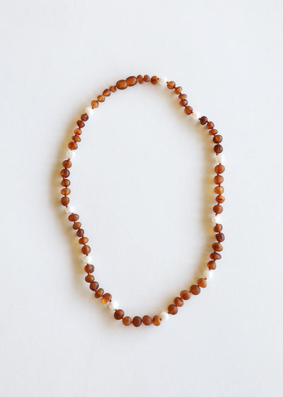 Collar con Halo de Ámbar Báltico Cognac Crudo y Perlas