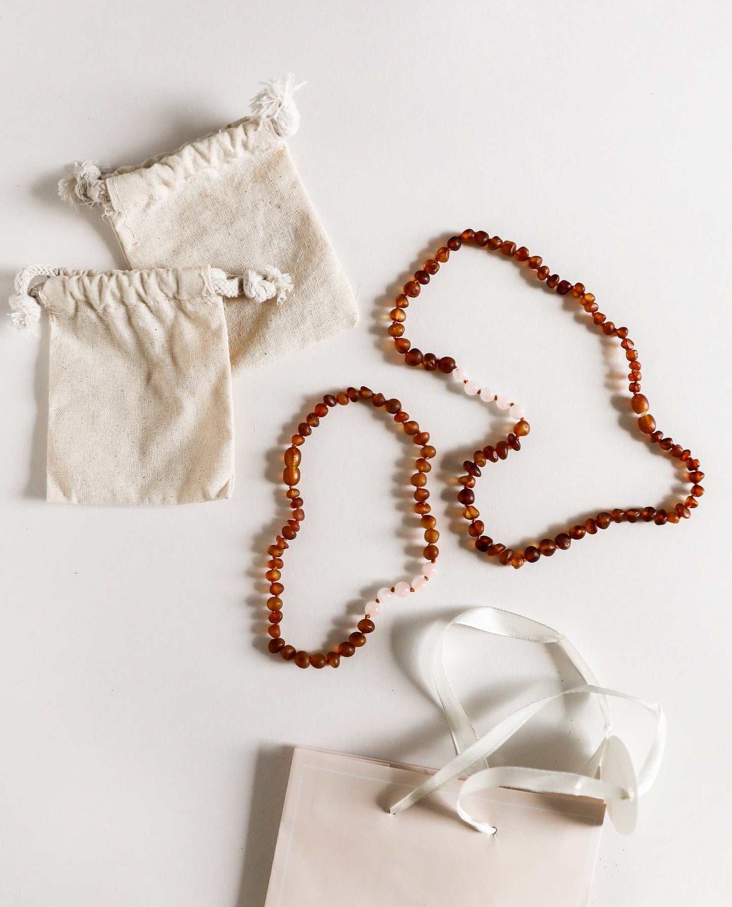 Ensemble de collier en ambre baltique cognac brut et quartz rose