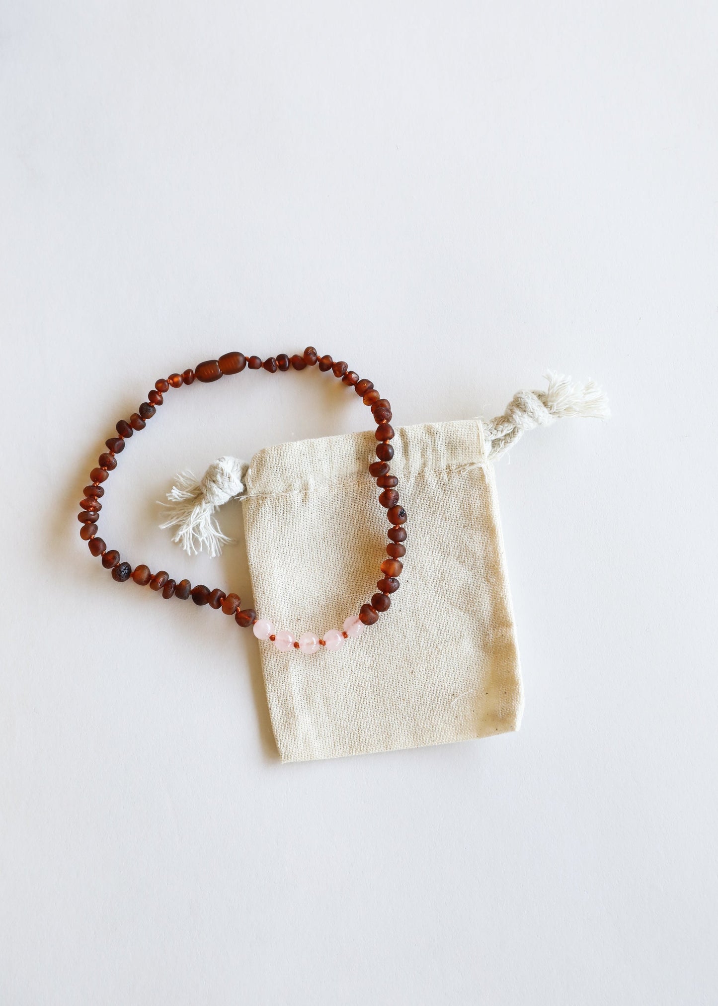 Ensemble de collier en ambre baltique cognac brut et quartz rose