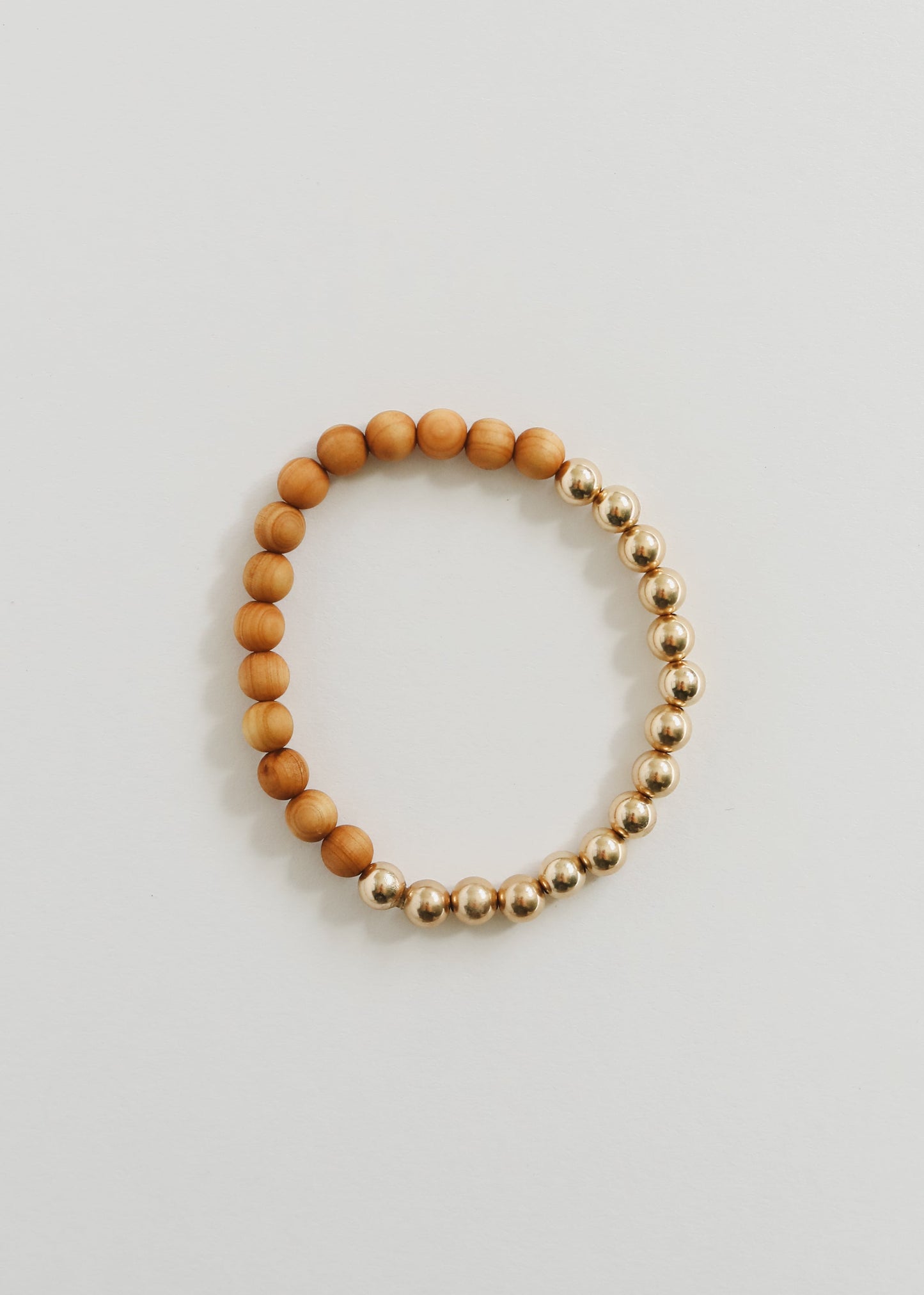Pulsera elástica de madera de ciprés y oro de 14 quilates con sol y luna