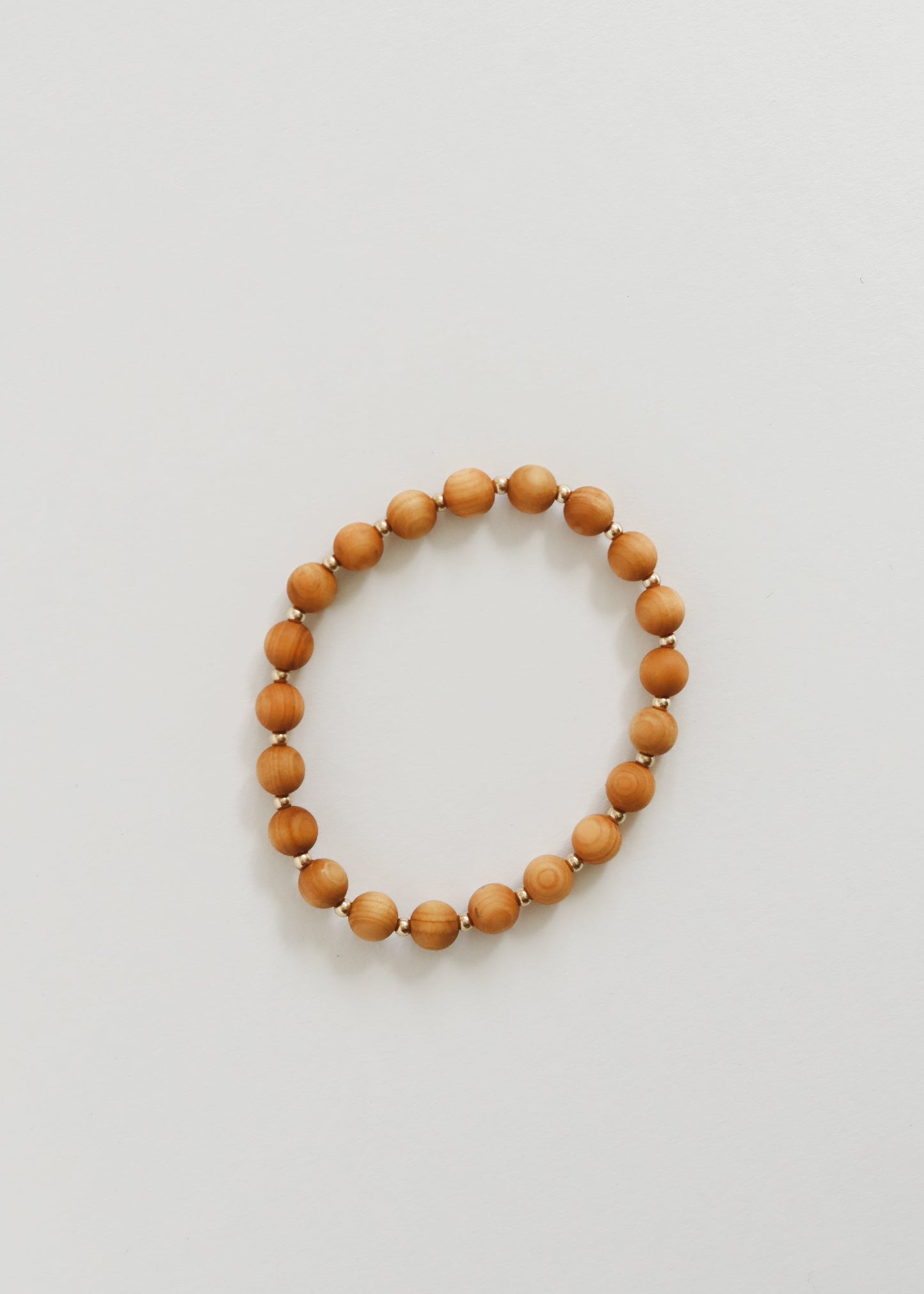 Pulsera elástica de madera de ciprés y oro de 14 quilates con sol y luna