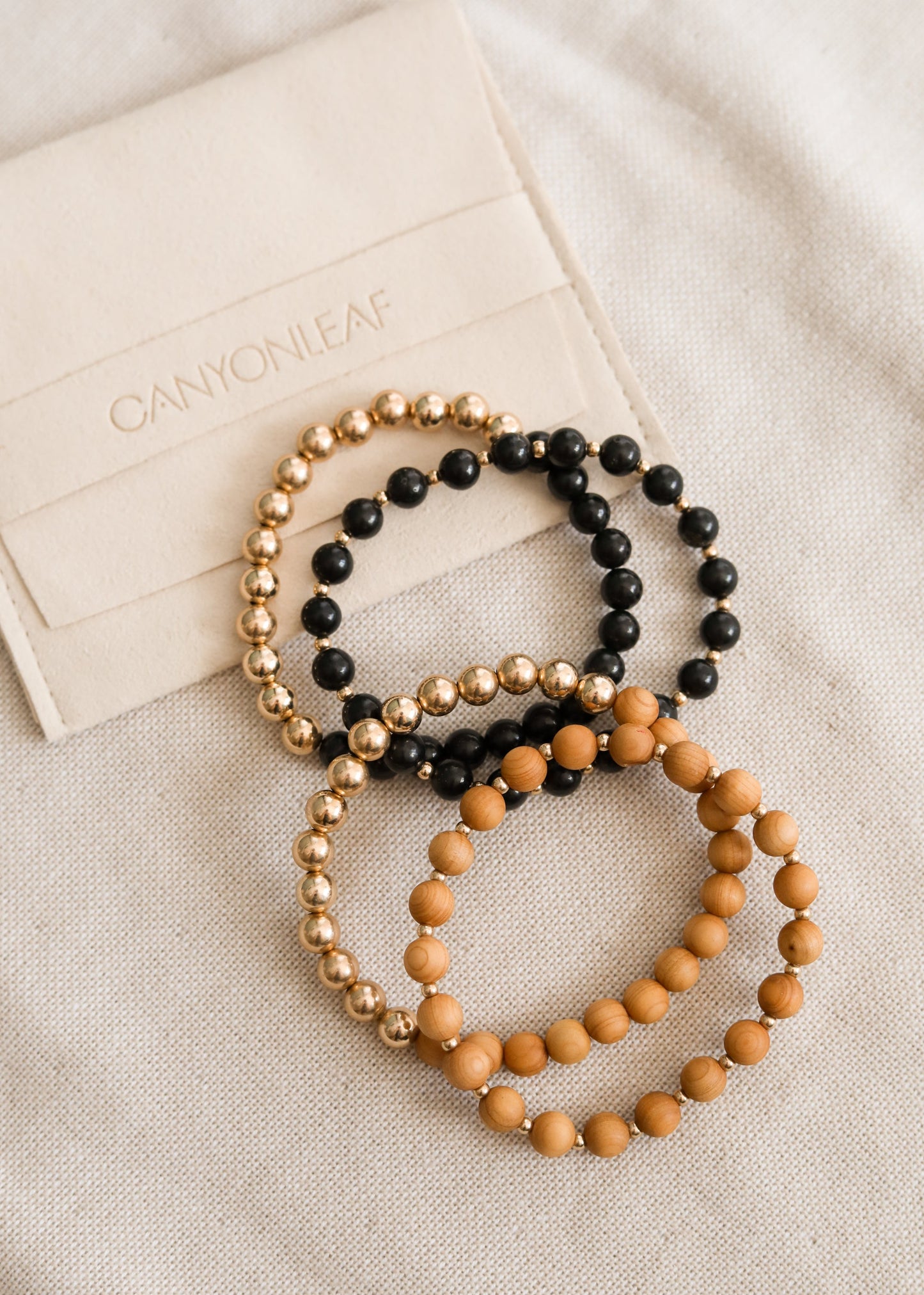 Pulsera Elástica de Sol y Luna de Shungita con Baño de Oro de 14k