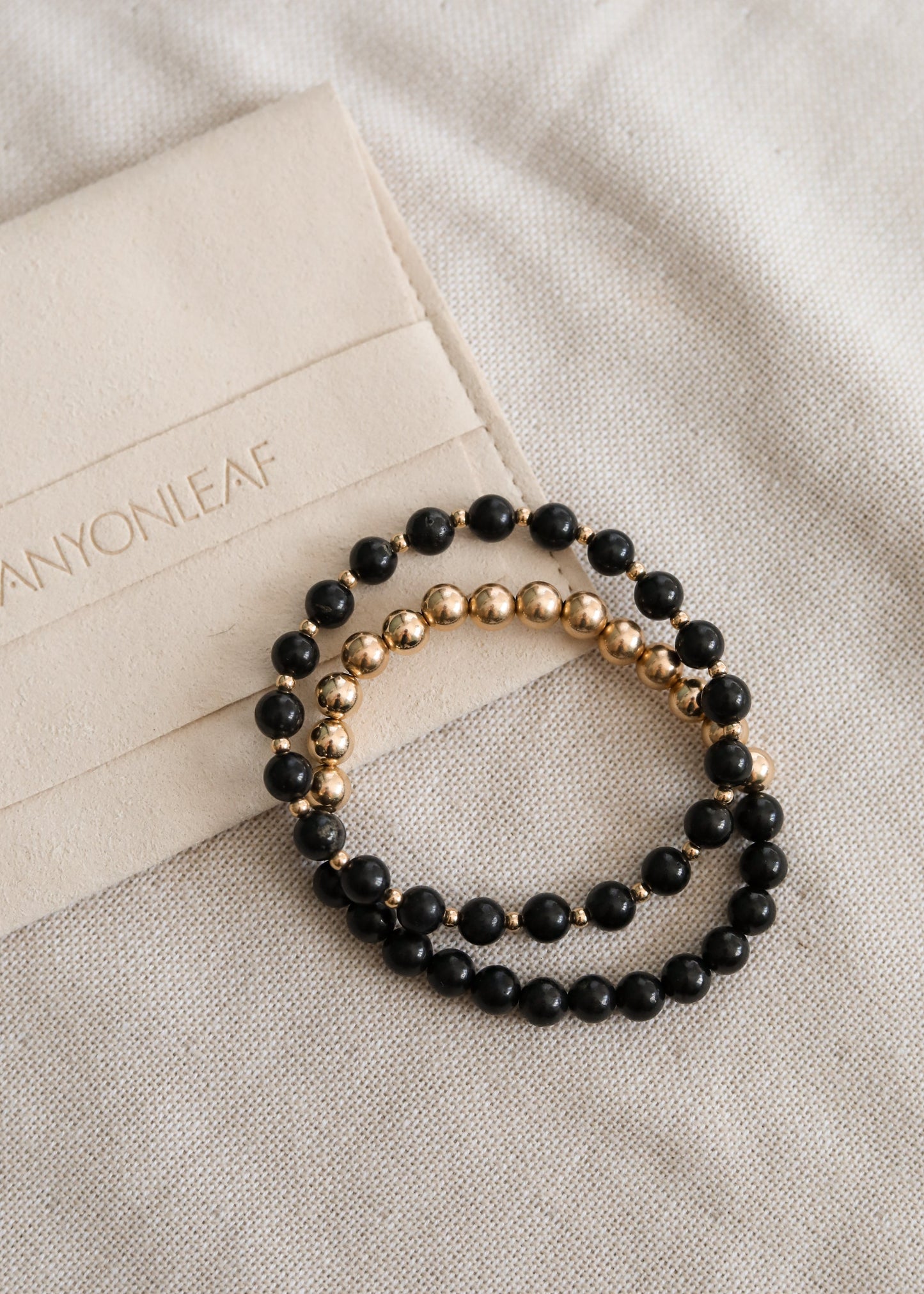Pulsera Elástica de Sol y Luna de Shungita con Baño de Oro de 14k