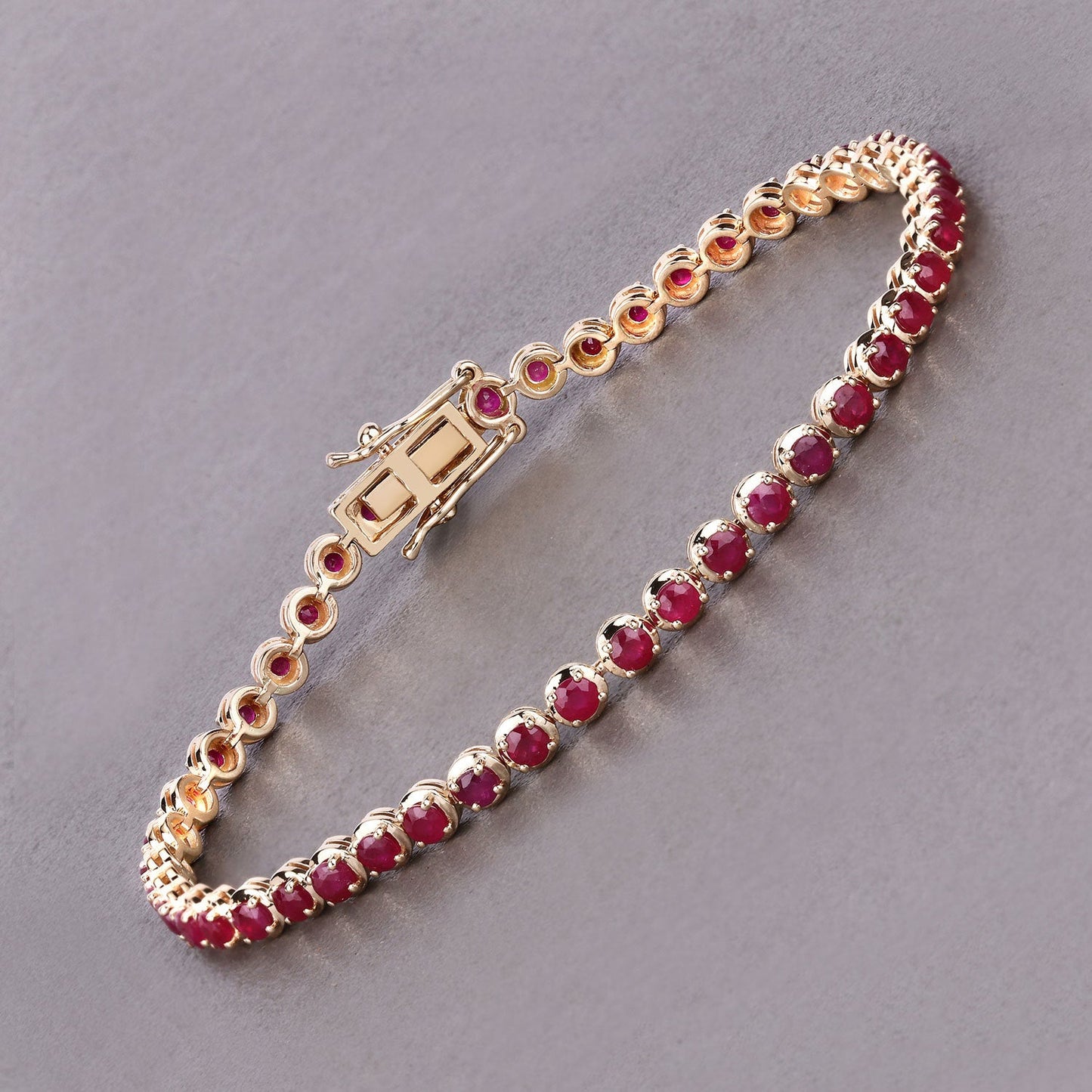 Pulsera de Rubí de Mozambique de 3.13 Quilates en Oro Amarillo de 14K