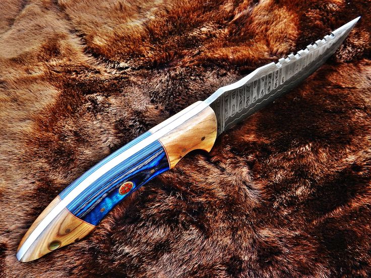 Exquisite Custom Damascus Steel Hunting Knife with Premium Wood Handle - Korvel