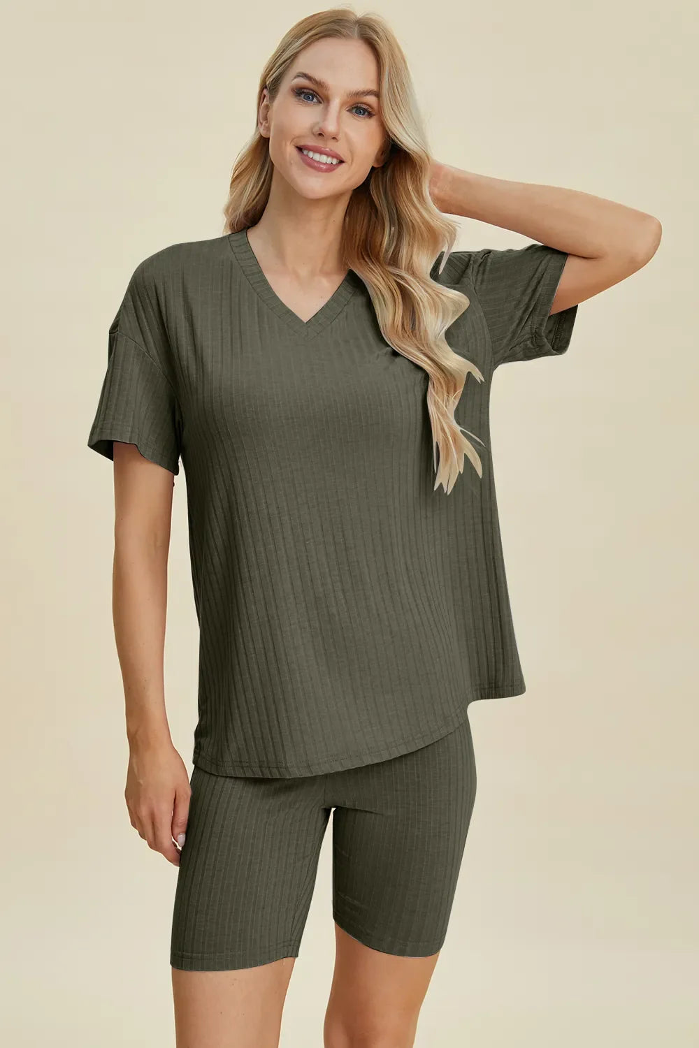 Conjunto de Top y Shorts de Cuello en V de Tamaño Completo Basic Bae