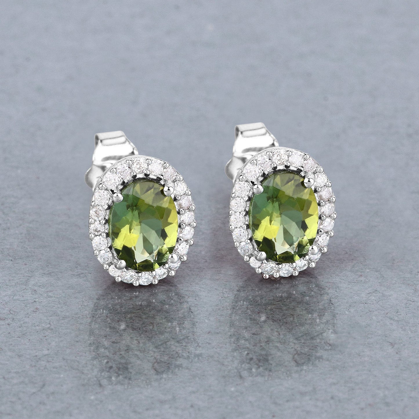 Pendientes de 1.92 quilates de turmalina verde y diamante en oro blanco de 14 quilates