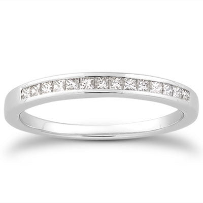 Anillo de boda de diamantes princesa engastados en canal de oro blanco de 14k