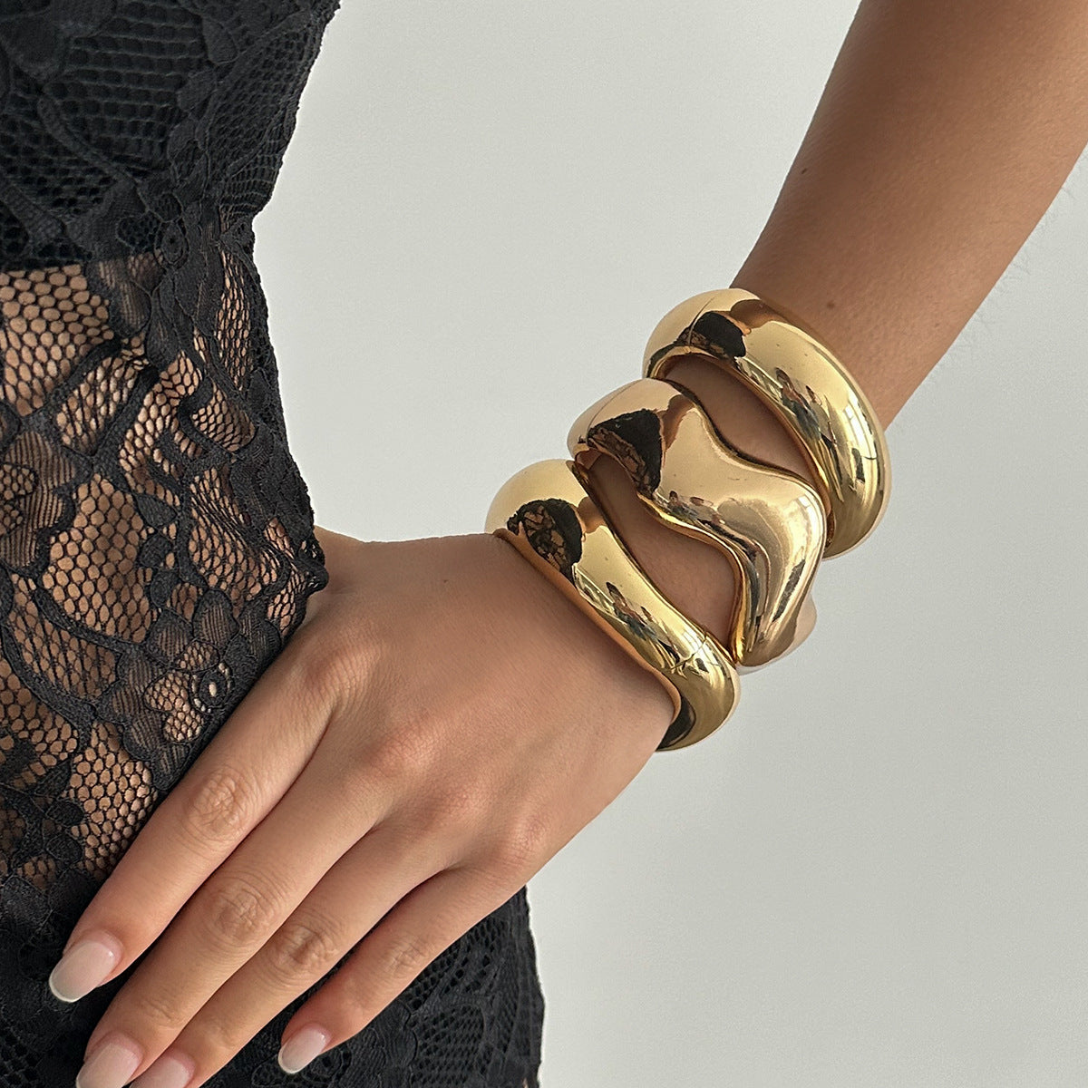Fashionable metal curved spring bracelet, casual irregular Bracelet set - Korvel