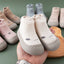 Chaussures de sol souples pour bébés avec chaussettes pour les premiers pas