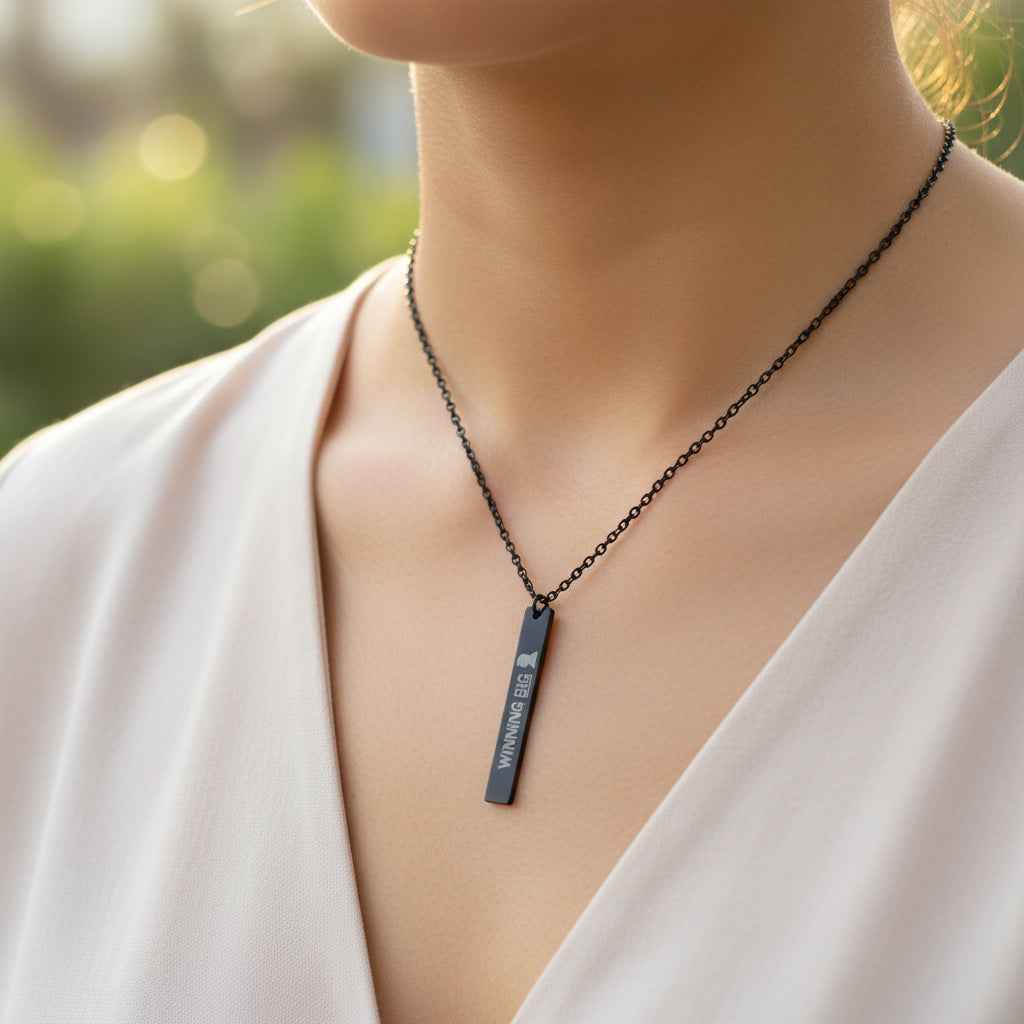 Collier à barre verticale Winning Big | Pièce maîtresse audacieuse