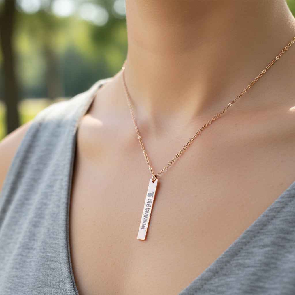 Collier à barre verticale Winning Big | Pièce maîtresse audacieuse