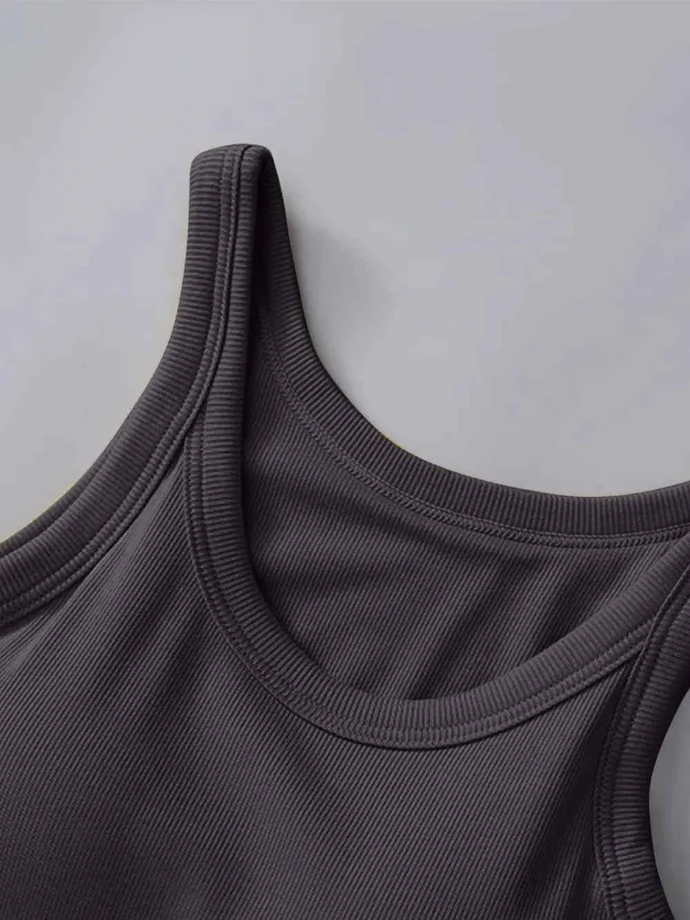 Camiseta Premium de Cuello Redondo con Soporte de Sujetador Integrado