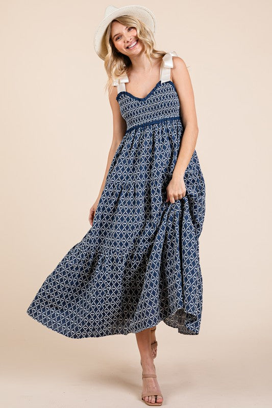 Robe midi à épaules nouées smockée brodée géométrique