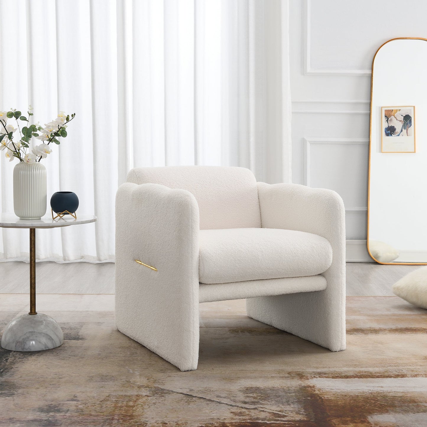 Sofá Blanco Elegante con Reposabrazos Ondulados y Accentos Metálicos