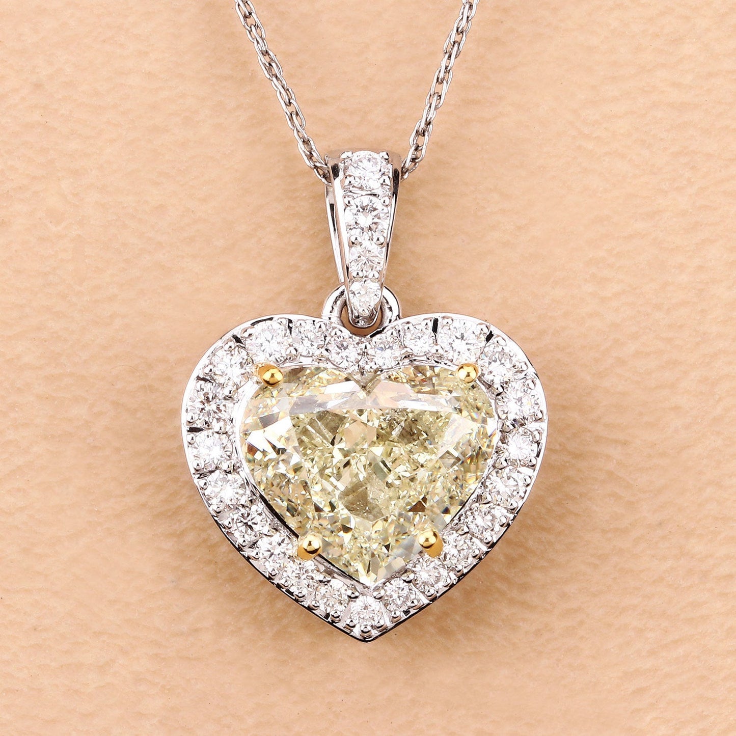 Pendentif en cœur en diamant jaune clair de 4,51 carats en or blanc 18K
