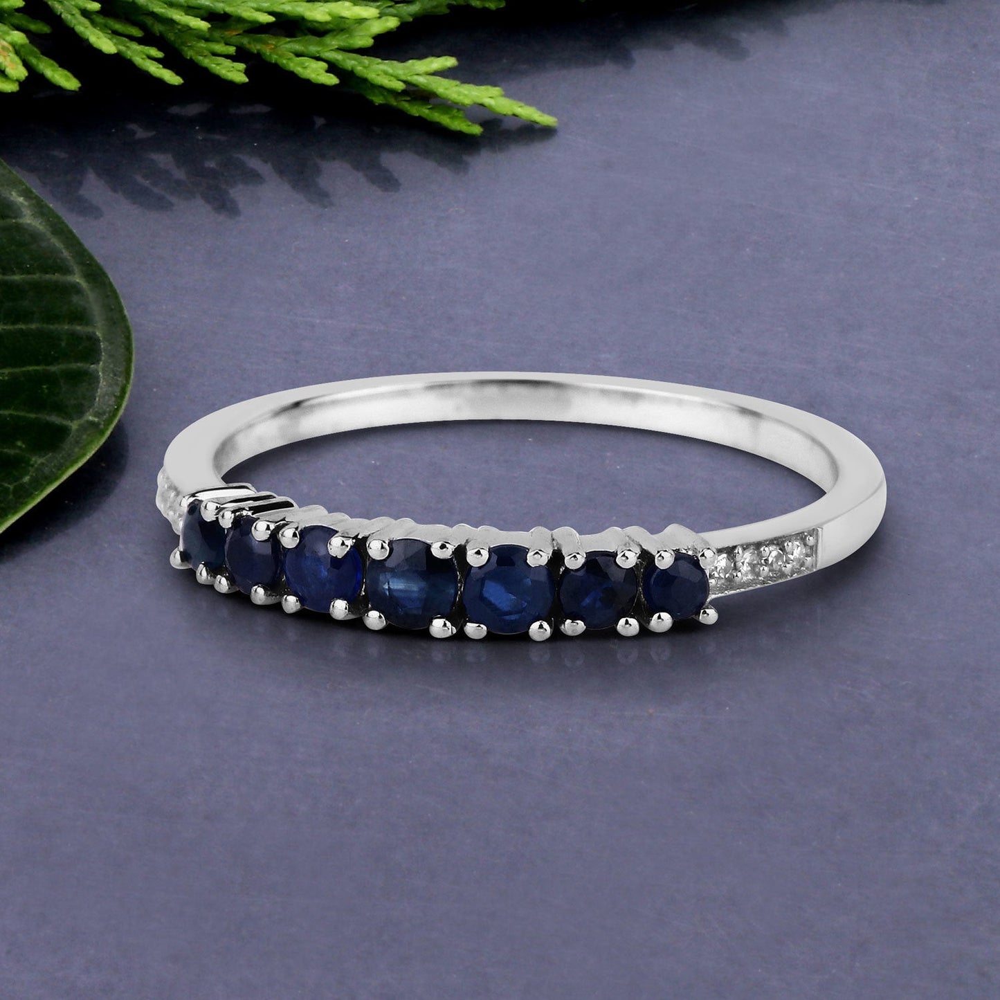 Bague en Or Blanc 14K avec Saphir Bleu de 0,45 Carat et Diamants Blancs