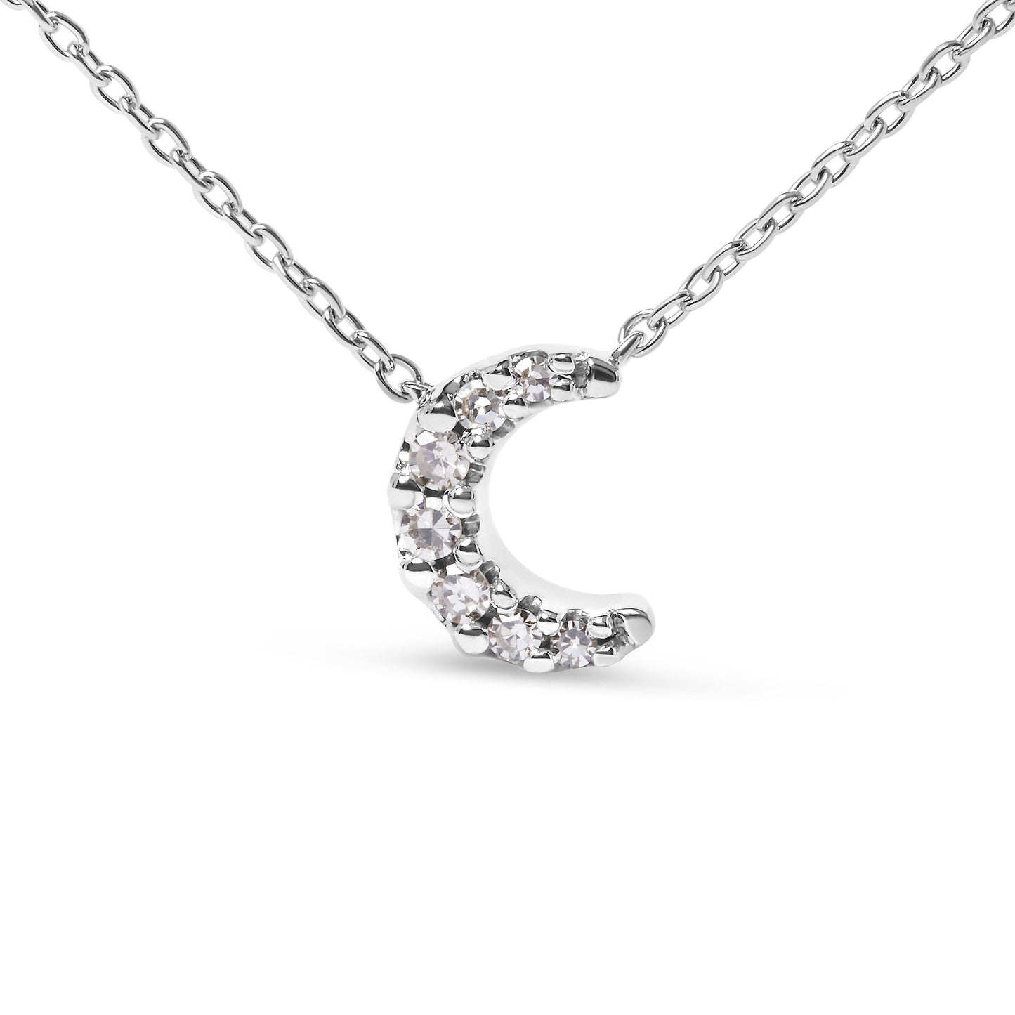 Collar de Colgante de Media Luna Acentuado con Diamantes en Oro Blanco de 10K