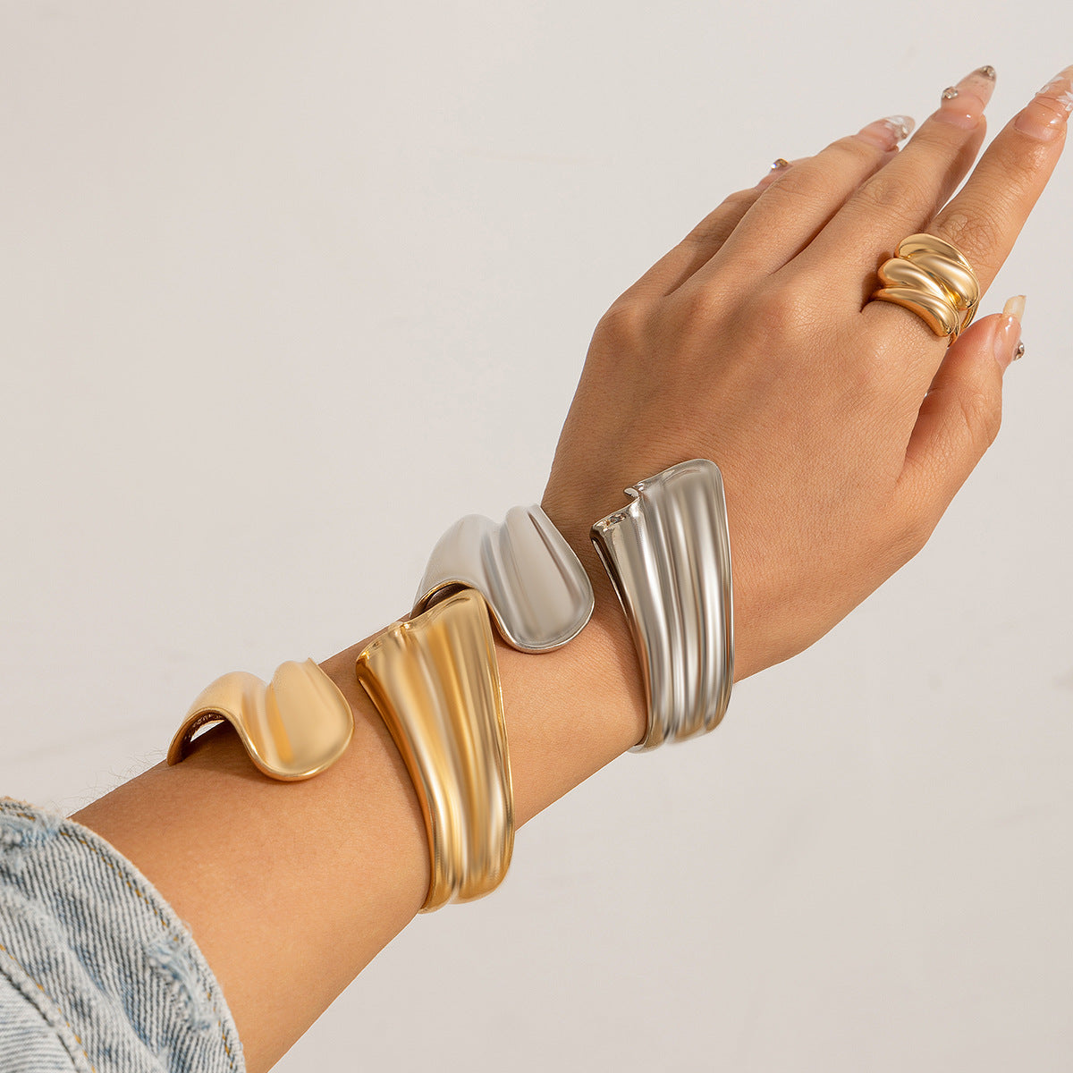 Punk style exaggerated irregular folds personalized winding fish tail bracelet Bracelet - Korvel