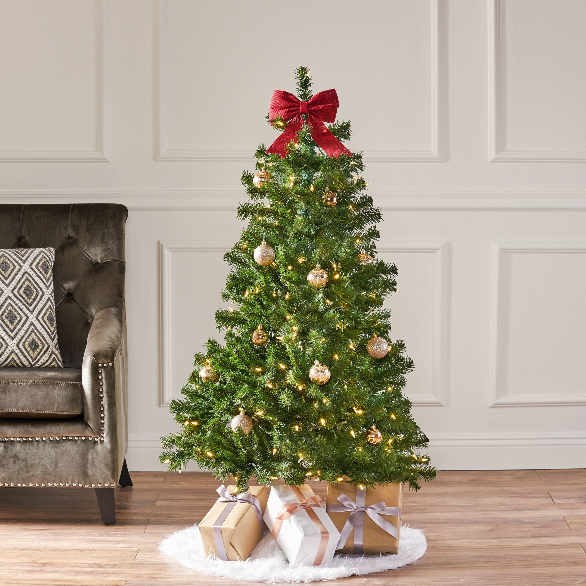 4.5' Hinged Tree with 200 Clear Lights-UL,Dia:32 - Korvel