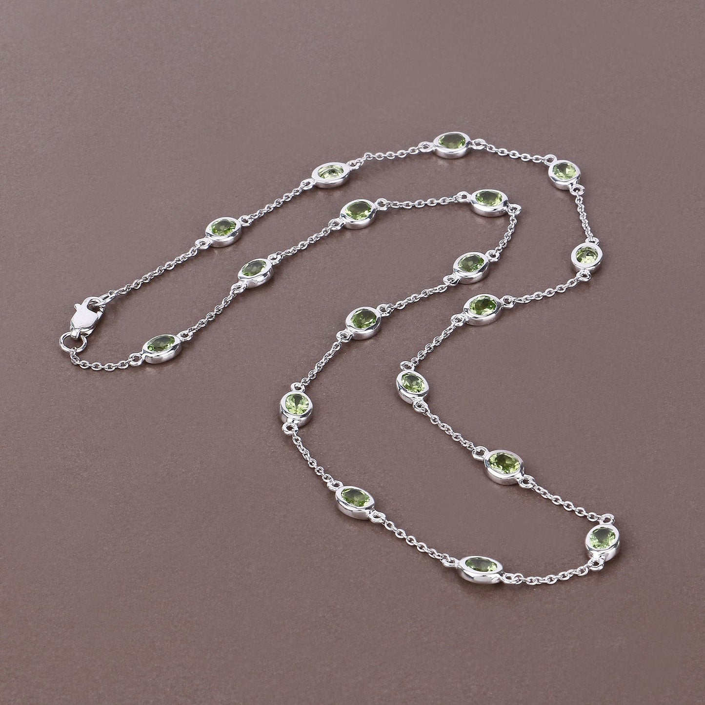Collar de Peridoto Genuino de 6.30 Quilates en Plata Esterlina