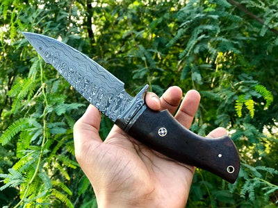 Exquisite Damascus Steel Hunting Knife - Artisan Crafted - Korvel