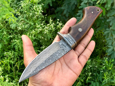 Exquisite Damascus Steel Hunting Knife - Artisan Crafted - Korvel