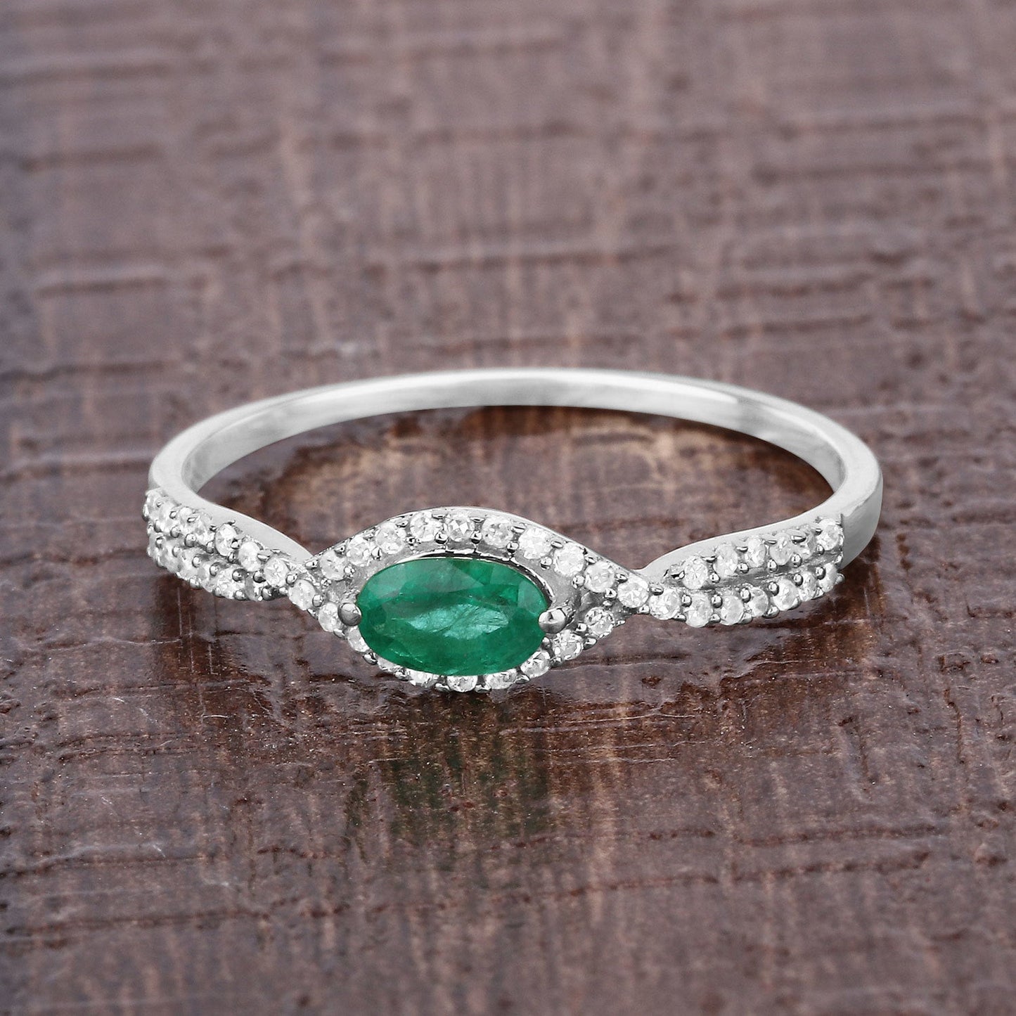Bague en or blanc 14K avec émeraude zambienne de 0,32 carat et diamants