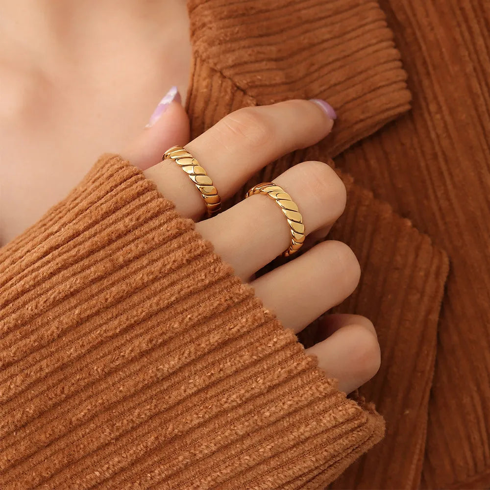 Anillo Elegante de Acero de Titanio Baño de Oro