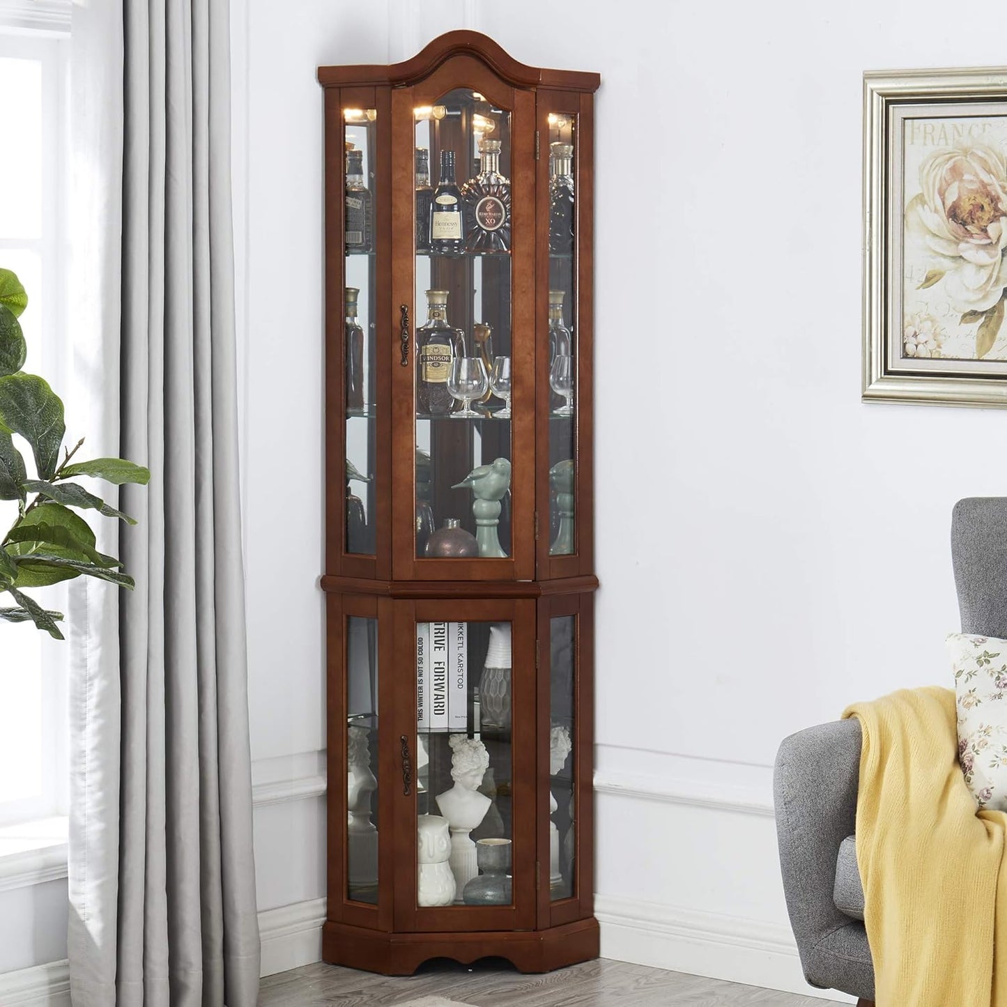Elegante vitrina de esquina con estantes de vidrio ajustables