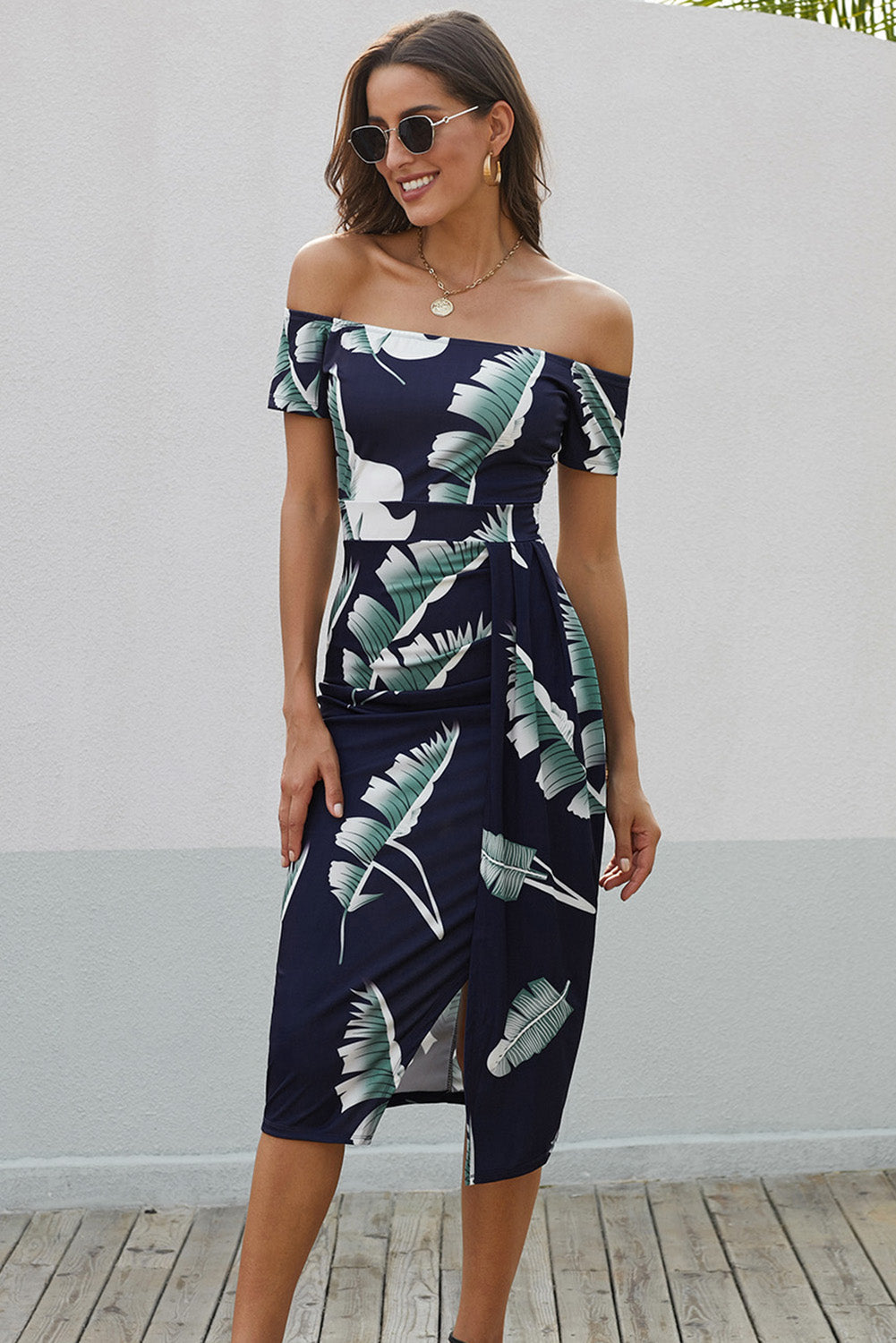 Robe midi charmante à épaules dénudées avec fente