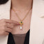 Collier géométrique en acier titane avec perles d'eau douce