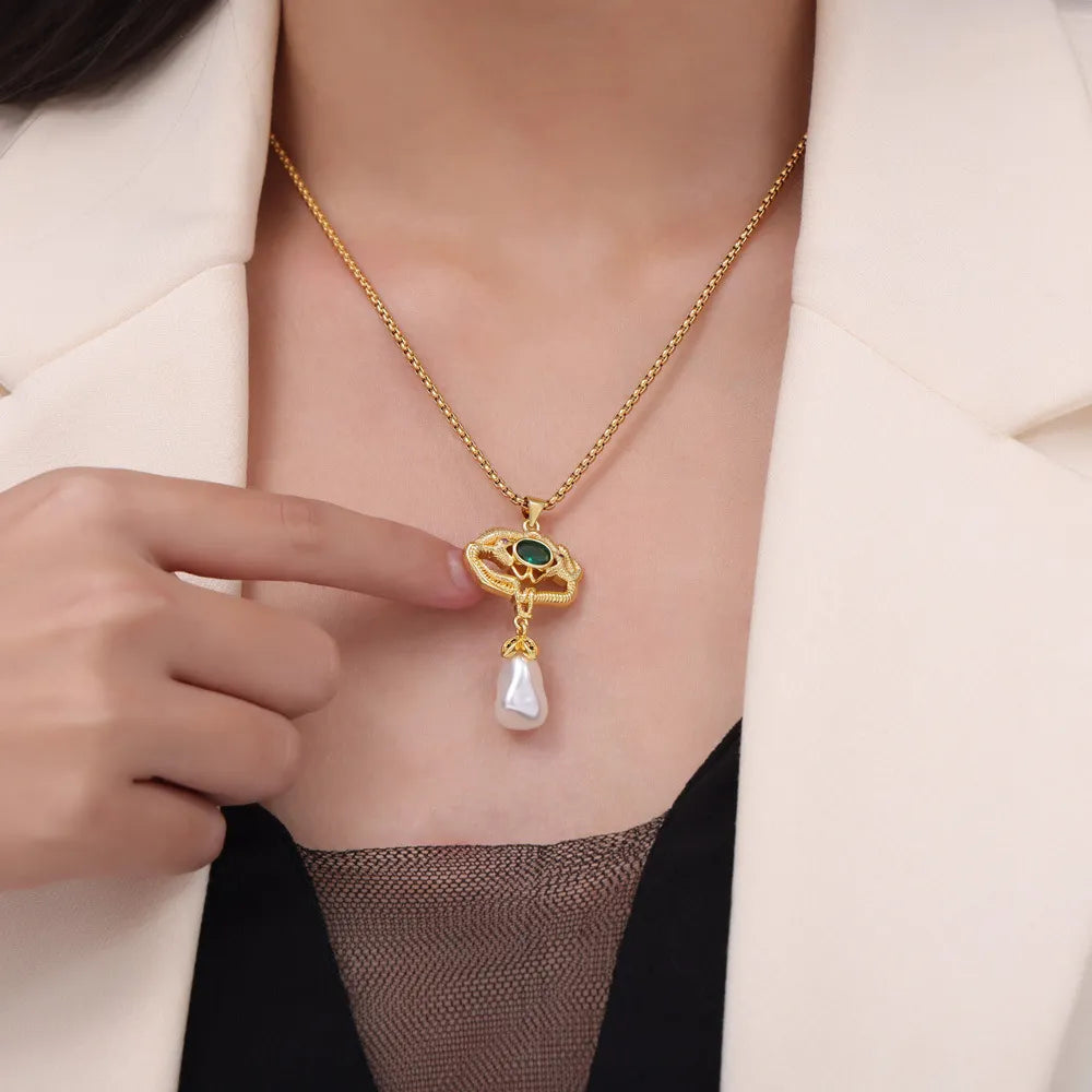 Collier géométrique en acier titane avec perles d'eau douce