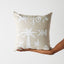 Coussin brodé en lin et soie blanc naturel Keiskamma