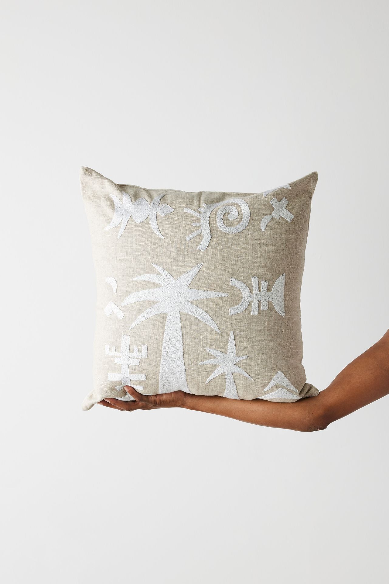 Coussin brodé en lin et soie blanc naturel Keiskamma