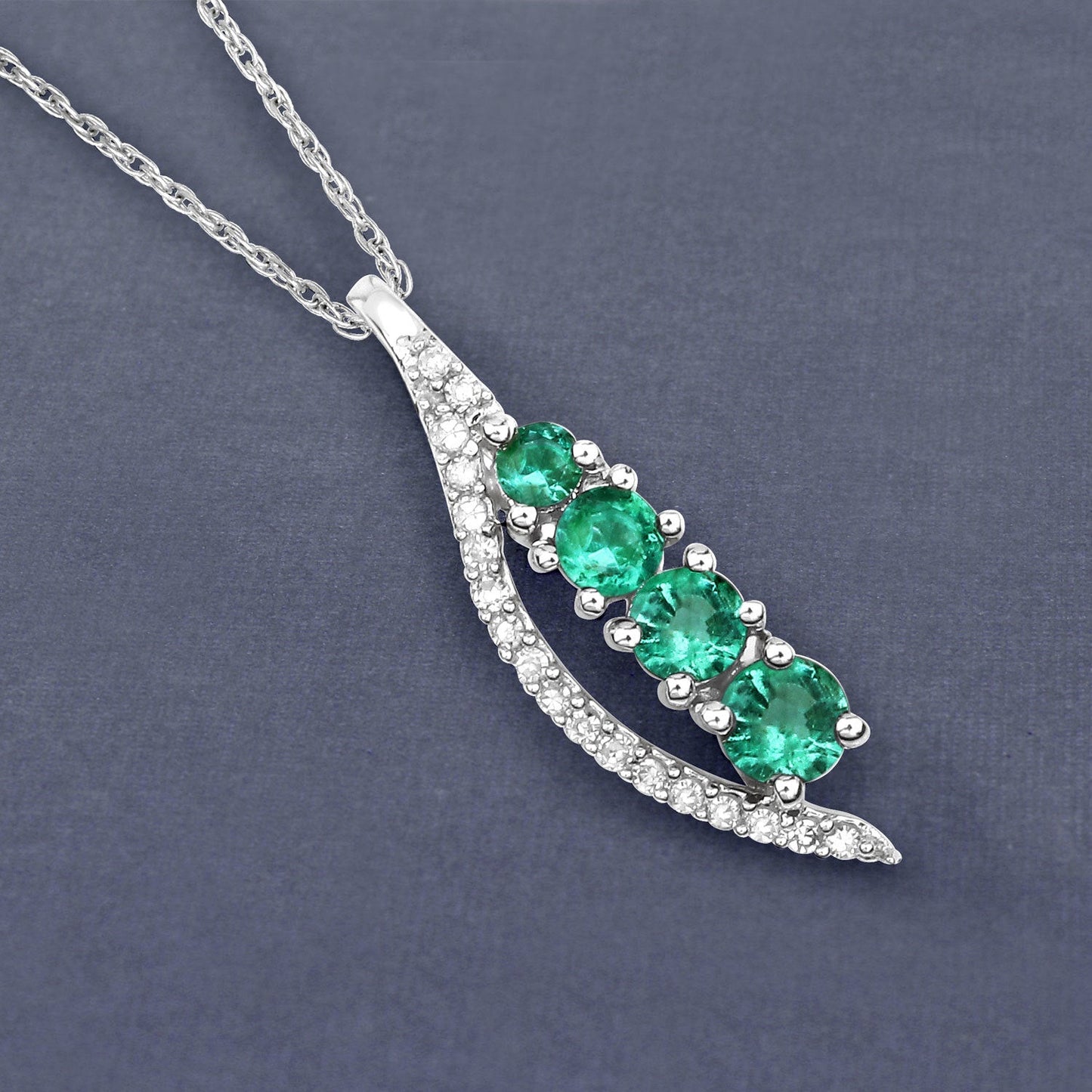 Colgante de Esmeralda Zambiana Genuina de 0.34 Quilates y Diamante Blanco en Oro Blanco de 14K