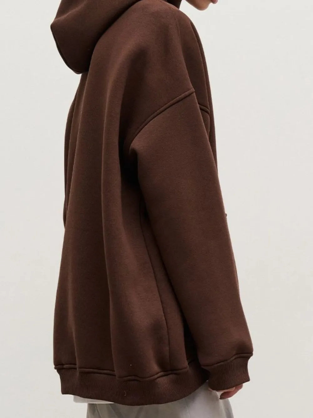 Hoodie à manches longues avec épaule tombante et poches