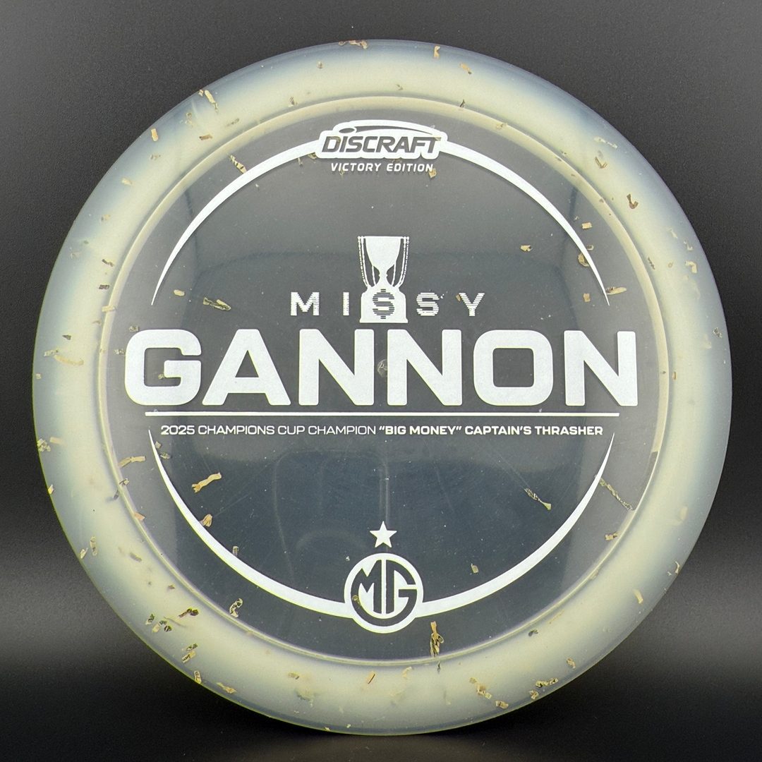 Z Money Captain's Thrasher - Edición Campeones 2025 de Missy Gannon