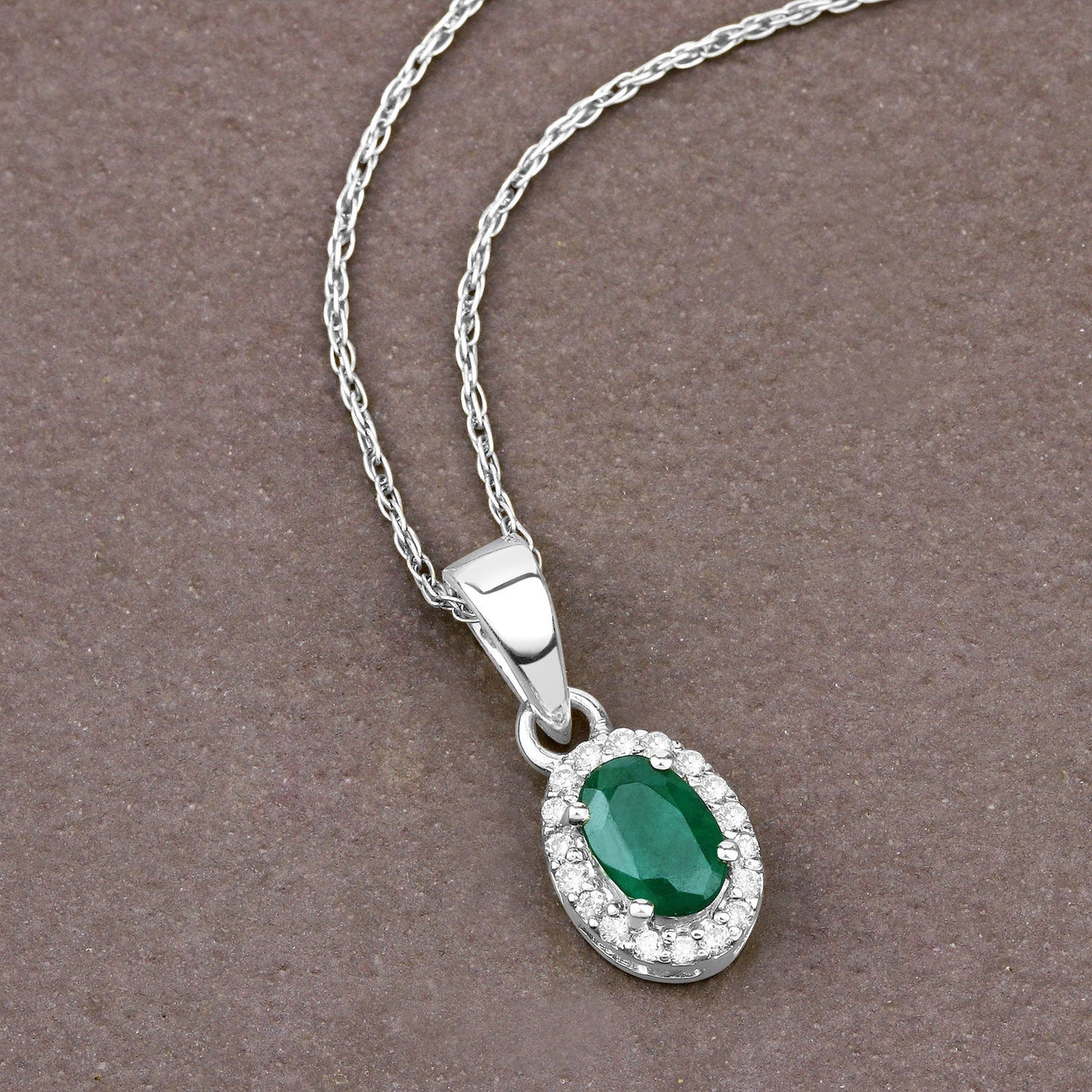 Colgante de Esmeralda Zambiana y Diamante Blanco de 0.81 Quilates en Oro Blanco de 14K