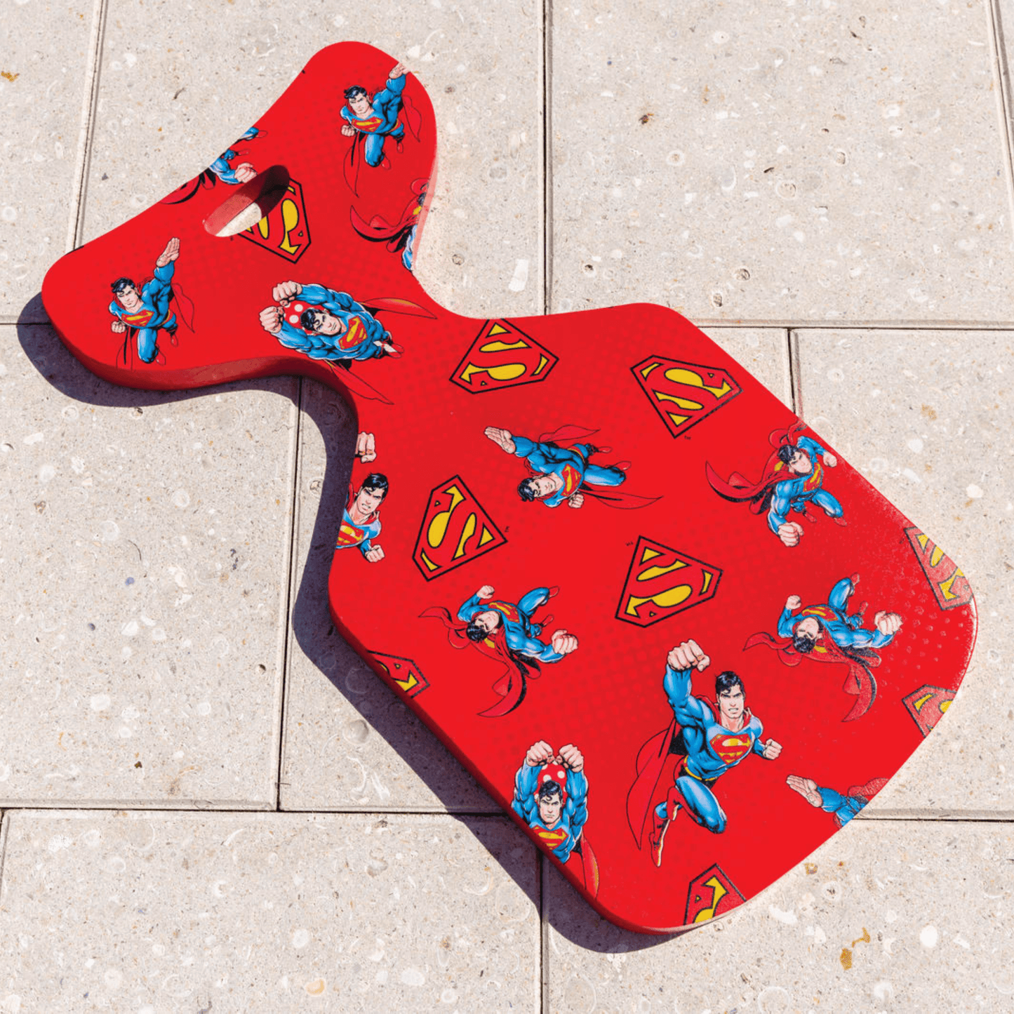 Siège flottant en forme de queue de baleine Superman de WOW Sports DC Comics