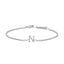 Pulsera con encanto inicial 'A' en oro blanco de 10 quilates con acento de diamante