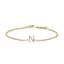 Pulsera con encanto inicial 'A' en oro blanco de 10 quilates con acento de diamante