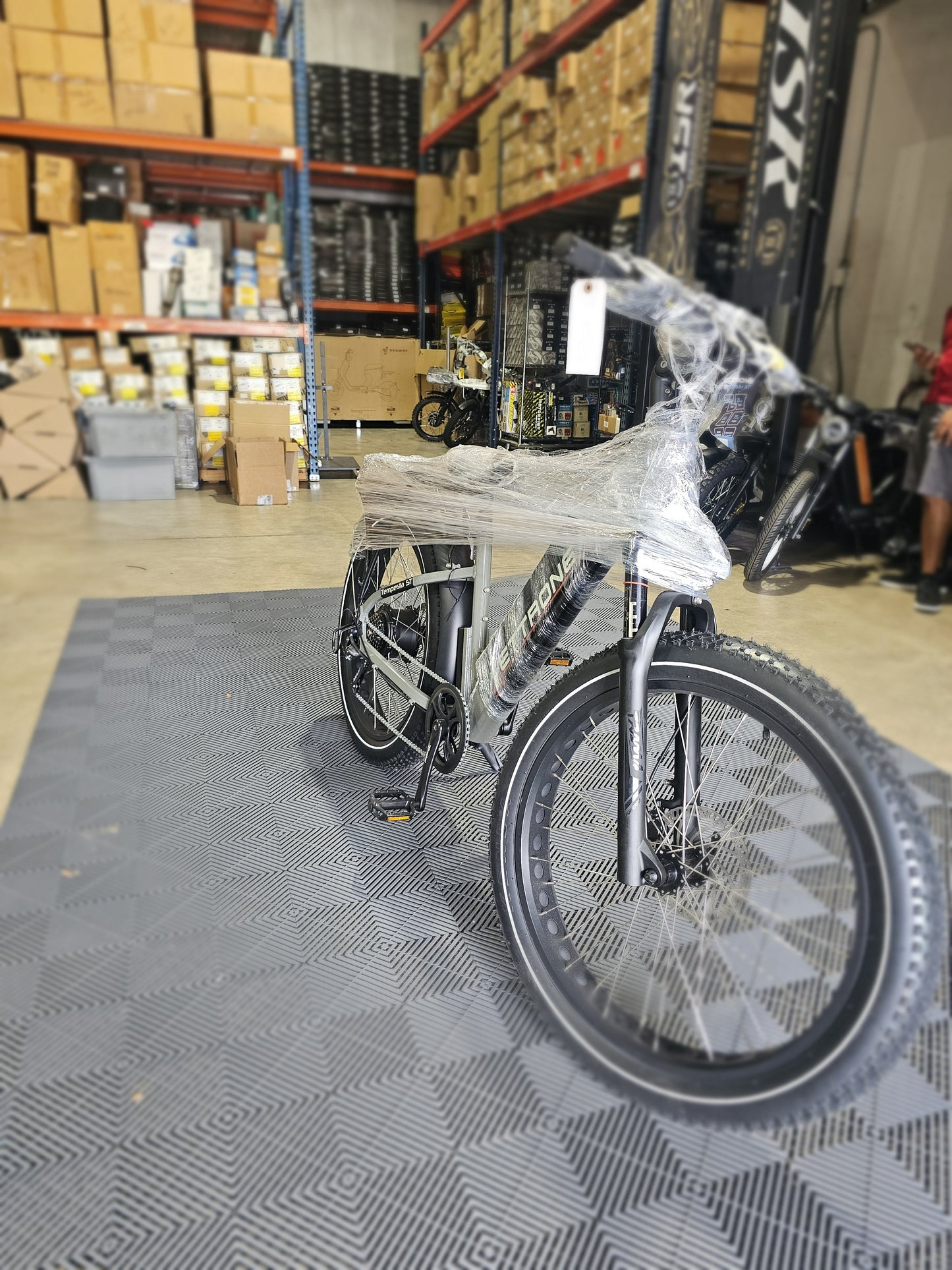 Vélo Électrique ETTRONE Tempesta ST 2022 - Gris