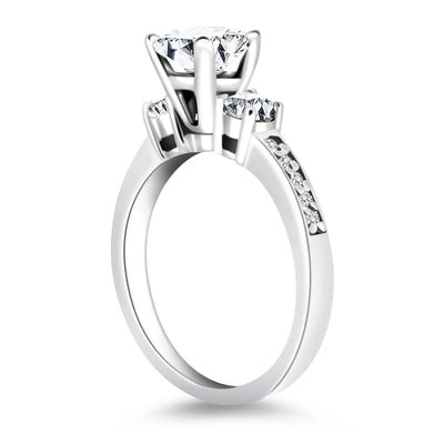 Anillo de Compromiso de Tres Piedras en Oro Blanco de 14k con Banda de Diamantes