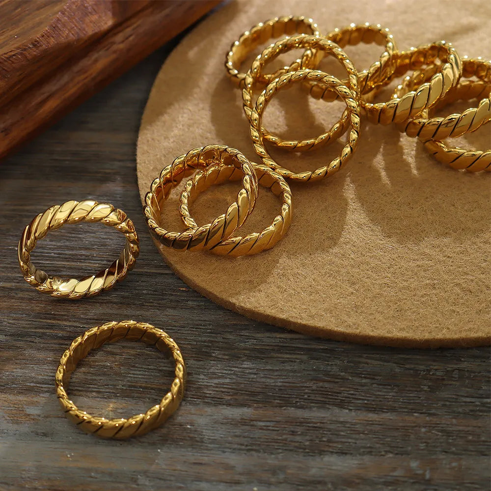 Anillo Elegante de Acero de Titanio Baño de Oro